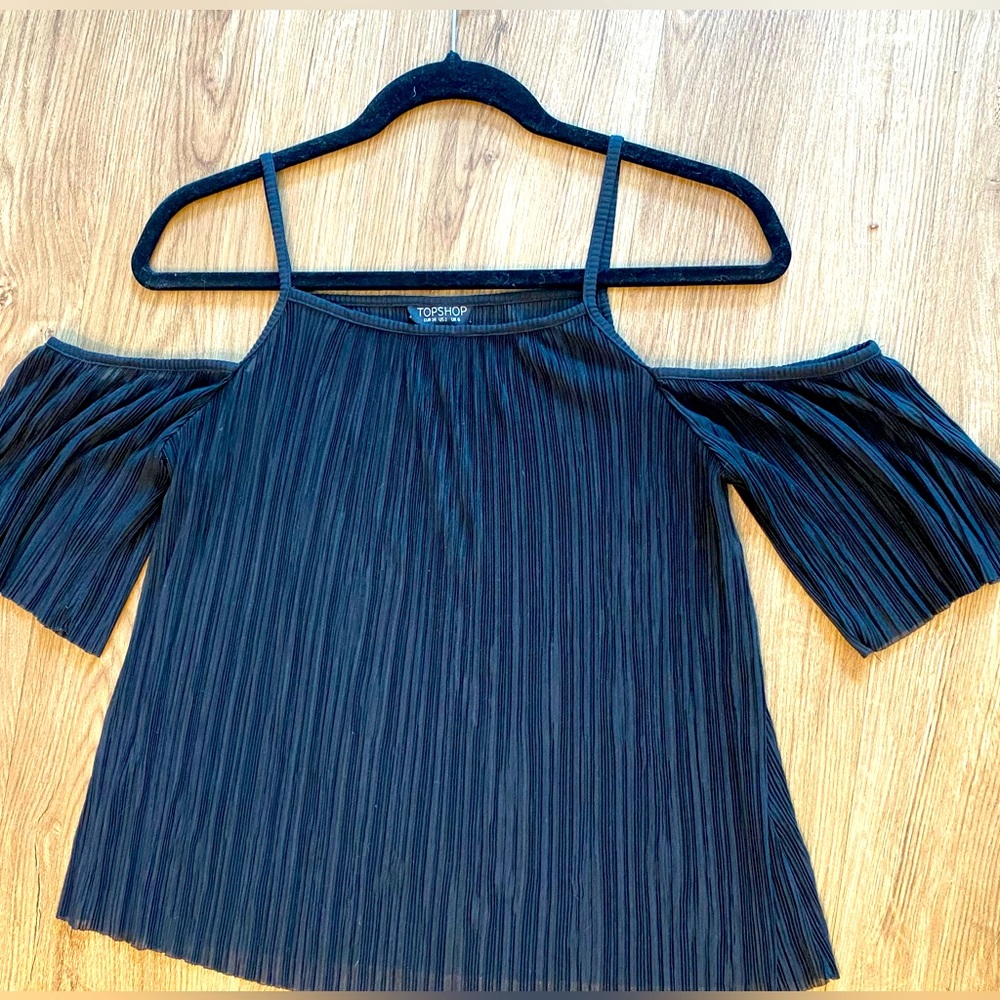 TOPSHOP | Pleated Short Sleeve Shoulder-Cut-Out Blouse | Black | Size US 2